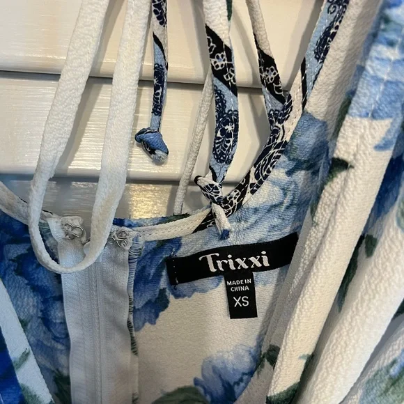 Blue and white floral romper - Picture 3 of 3